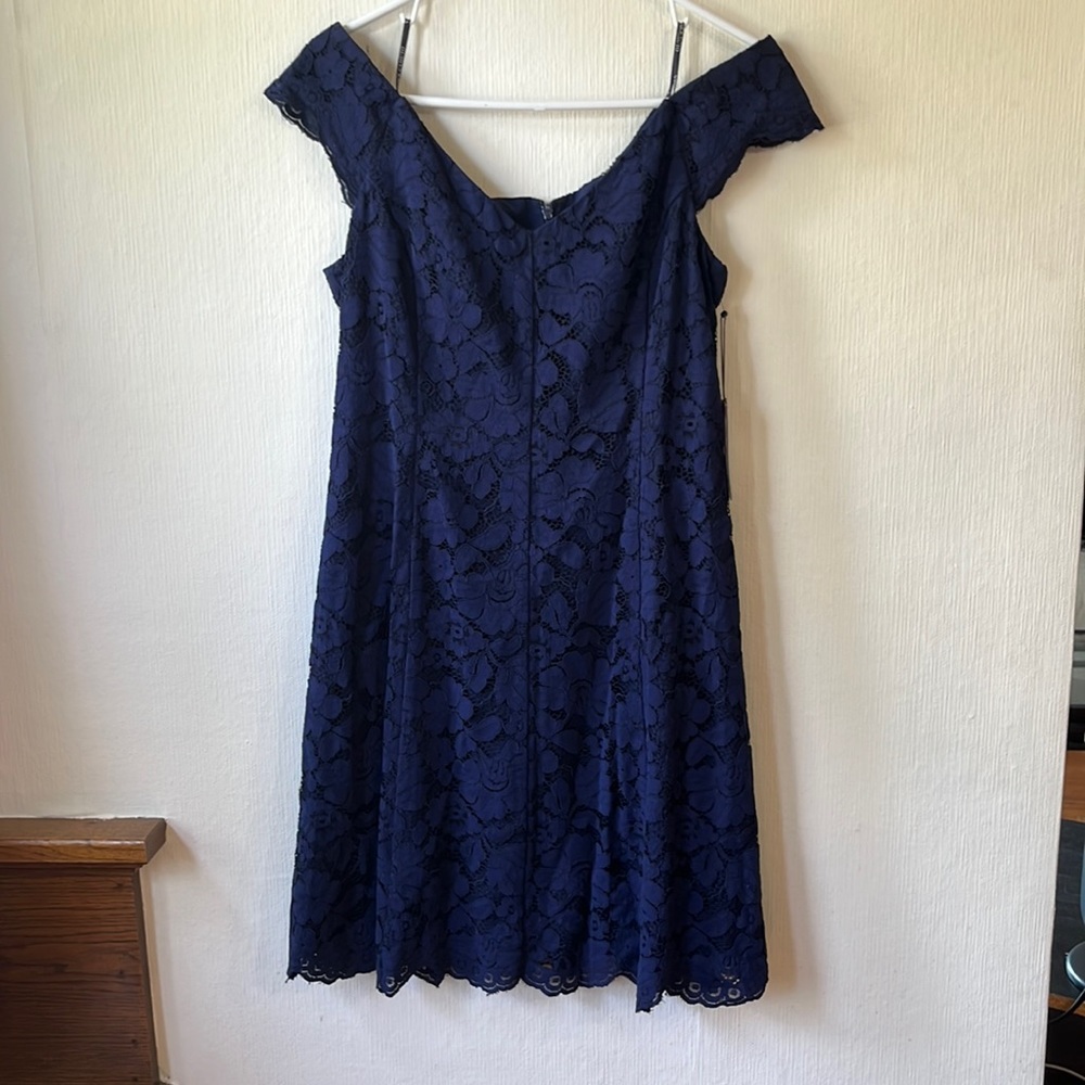 Women’s Vince Camuto dress.